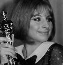 1968: Oscar und Golden Globe für Verfilmung des Musicals "Funny Girl". Ihre erste TV-Show "My Name is Barbra" macht sie auch zum Fernsehstar und beschert ihr fünf Emmy-Preise.