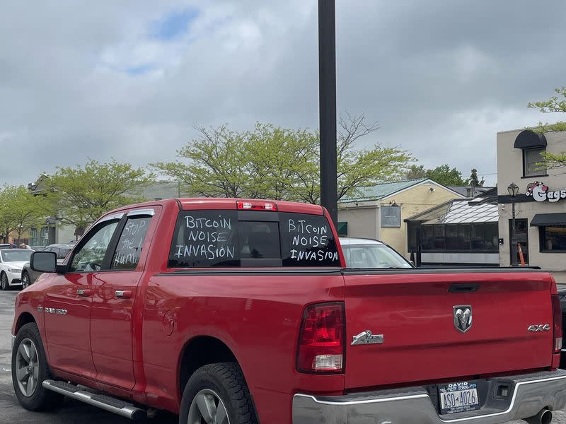 Niagara Falls resident Bryan Maacks uses his vehicle to protest U.S. Bitcoin Corp's operations. (Eliza Gkritsi/CoinDesk)