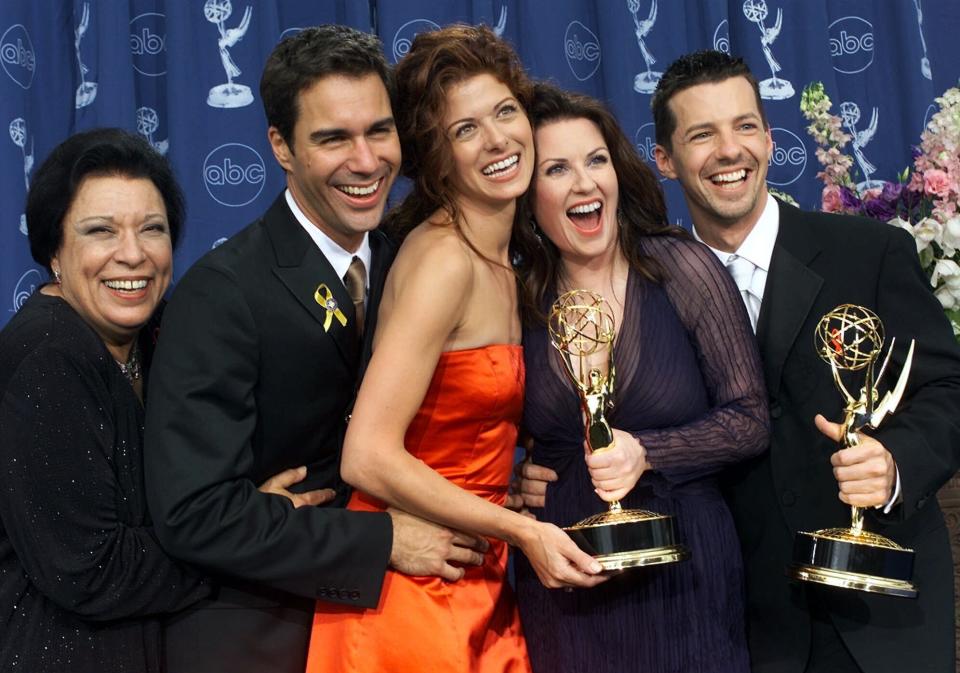 En esta foto del 10 de septiembre del 2000, Shelley Morrison, Eric McCormack, Debra Messing, Megan Mullally y Sean Hayes, de izquierda a derecha, celebran tras ganar varios Premios Emmy por "Will & Grace" en Los Angeles. Morrison falleció el domingo 1 de diciembre del 2019. Tenía 83 años. (AP Foto/Kevork Djansezian, Archivo)