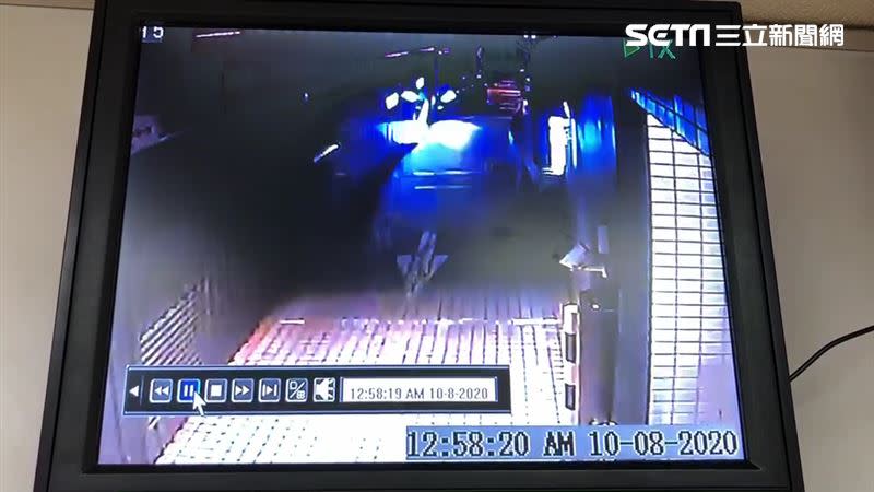 北市李男酒駕撞上松信路麥當勞「得來速」車道口。（圖／翻攝畫面）