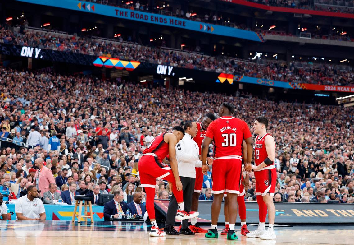 NC State coach Kevin Keatts juggles with his players at the beginning of their NCAA Final Four game agains Purdue. Ethan Hyman/ehyman@newsobserver.com