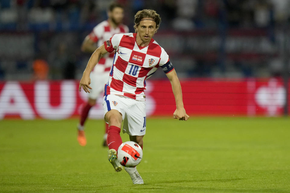 Luka Modric domina el balón durante un partido entre Croacia y Austria por la Liga de Naciones de la UEFA en el estadio Gradski Vrt en Osijek, Croatia, el viernes 3 de junio de 2022. (AP Foto/Darko Bandic)