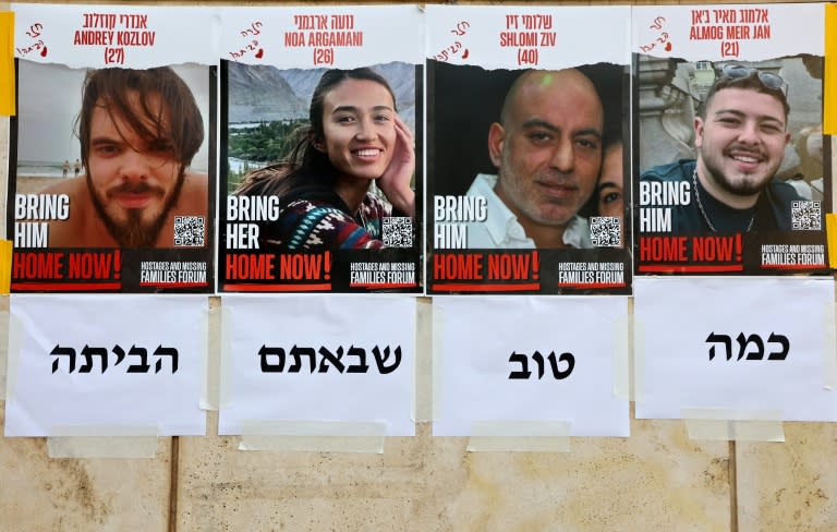 Un cartel fotografiado el 8 de junio de 2024 en Tel Aviv con los rostros de los cuatro rehenes israelíes rescatados (de izquierda a derecha): Andrey Kozlov, Noa Argamani, Shlomi Ziv y Almog Meir Jan (Gil Cohen-Magen)