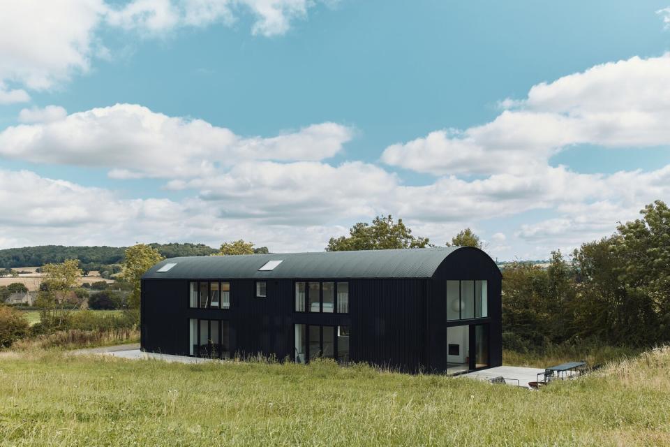 Turner.Works transformed an old barn into a seven-bedroom retreat in the British countryside.
