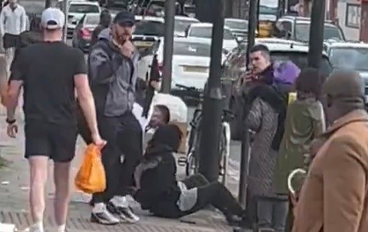 Knifeman sits on the ground as officer holds machete  (London & UK Street News)