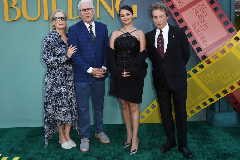 Meryl Streep, Steve Martin, Selena Gomez y Martin Short dejaron las risas de lado y posaron con gestos serios para los flashes durante la avant premiere de la cuarta temporada de Only Murders in the Building que se llevó a cabo en los Estudios Paramount Studios de Los Angeles el jueves por la noche