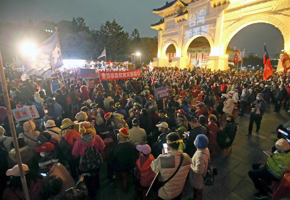 國民黨17日在自由廣場舉辦「民主守夜」活動，吸引大批民眾到場表達支持。（趙雙傑攝）