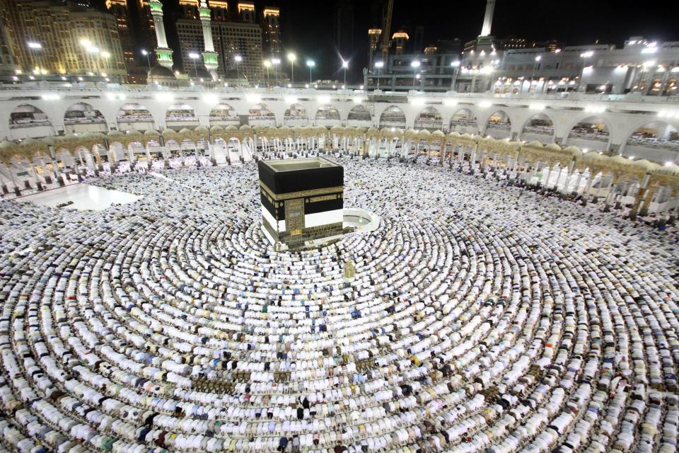 Muslim worshippers perform the evening prayers at the Kaaba, Islam's holiest shrine. (Photo: BANDAR ALDANDANI via Getty Images)