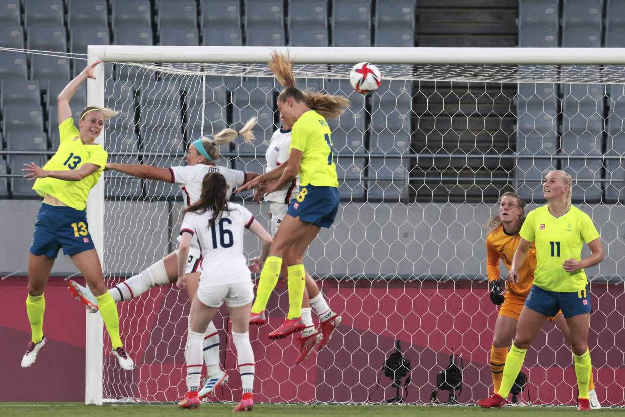 Suecia, en amarillo, le anota un gol a Estados Unidos durante su partido de fútbol del Grupo C en las Olimpiadas pospuestas de 2020 en Tokio, el miércoles 21 de julio de 2021. Suecia derrotó a Estados Unidos 3-0. (Alexandra Garcia/The New York Times)