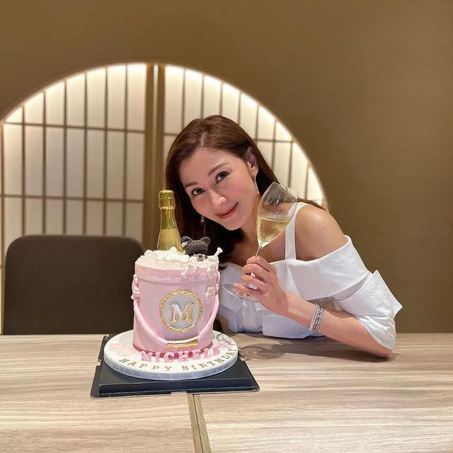 52歲李嘉欣生日秀V領露大腿　凍齡美艷網喊「最美不過李嘉欣」