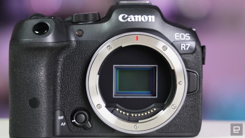 <p>Canon EOS R7 mirrorless APS-C camera review</p>
