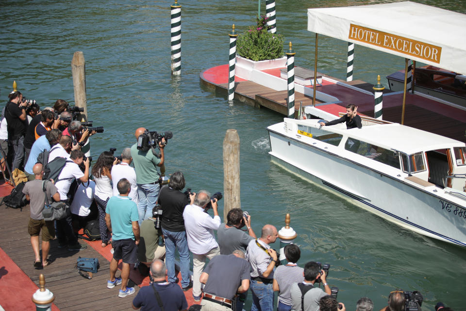 Model Izabel Goulart posiert in Venedig auf einem Boot. Letzteres ist auch ideal für Fans, um an den Terrassen der Promi-Hotels entlangzufahren. (Bild: Getty Images)