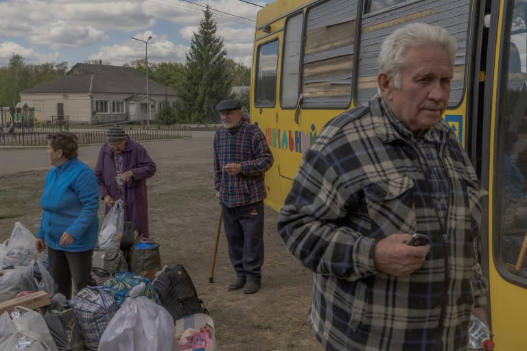 Unos civiles del distrito ucraniano de Vovchansk llegan a un punto de evacuación en la región de Járkov el 12 de mayo de 2024 (Roman Pilipey)