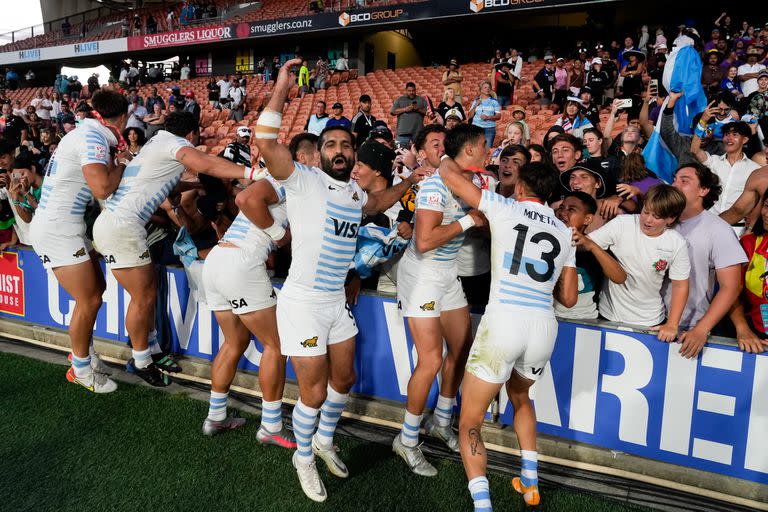 Celebración con hinchas argentinos en el estadio Waikato después de imponerse a Nueva Zelanda en su casa: Pumas 7s logró lo mejor de su historia en el Circuito Mundial, pero no se queda con eso solo.