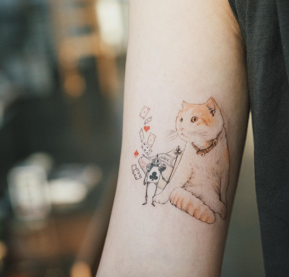 In Südkorea gilt das Stechen von Tattoos als medizinische Behandlung und darf deshalb nur von Ärzten durchgeführt werden. Dennoch erfreuen sich Hinterhof-Studios wachsender Beliebtheit. Vor allem Katzen-Tattoos stehen bei vielen Tattoo-Fans aus Südkorea hoch im Kurs. Tattoo Artist Sol Art ist der Star der Maunzi-Tintenbilder.