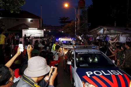 A police vehicle escorts an ambulance carrying the coffin of a death row prisoner as it arrives at Wijayapura port after returning from the prison island of Nusakambangan in Cilacap, Central Java, Indonesia, April 29, 2015. REUTERS/Beawiharta