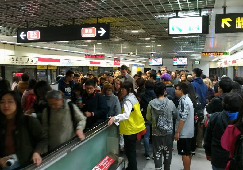 多數乘客養成在搭乘電扶梯時「右站左走」的習慣。取自臉書「台北捷運 Metro Taipei」。