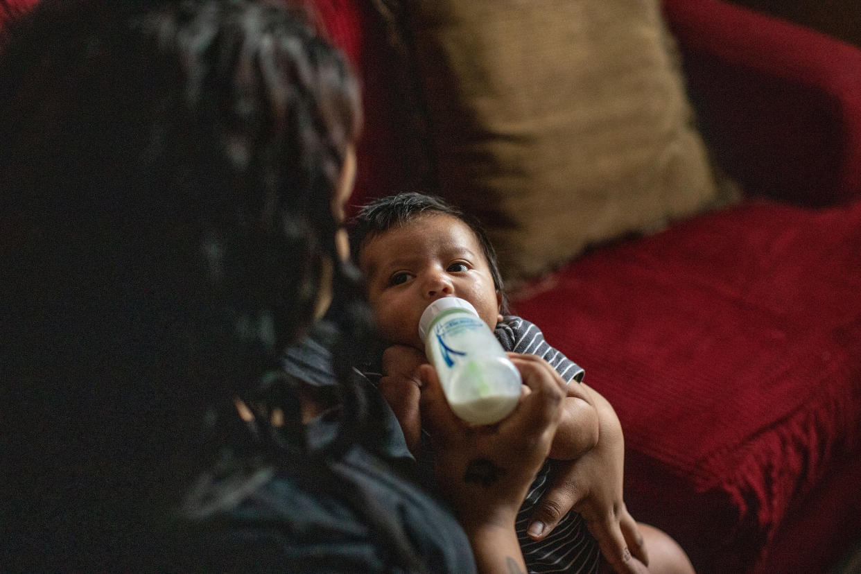 Ashley Aguirre alimenta a su hijo de un mes, Deandrew Colins, en su casa en San Antonio, el 10 de mayo de 2022. (Kaylee Greenlee Beal/The New York Times)