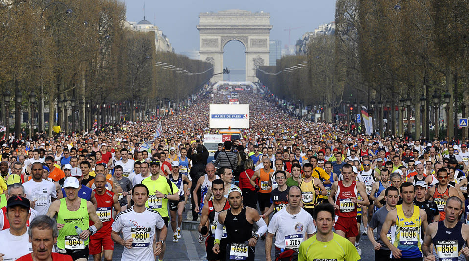 Cada año más de 50.000 corredores deciden ir a la ciudad de la luz para completar los 42 kilómetros que ofrecen las calles parisienses. (Foto: Getty)