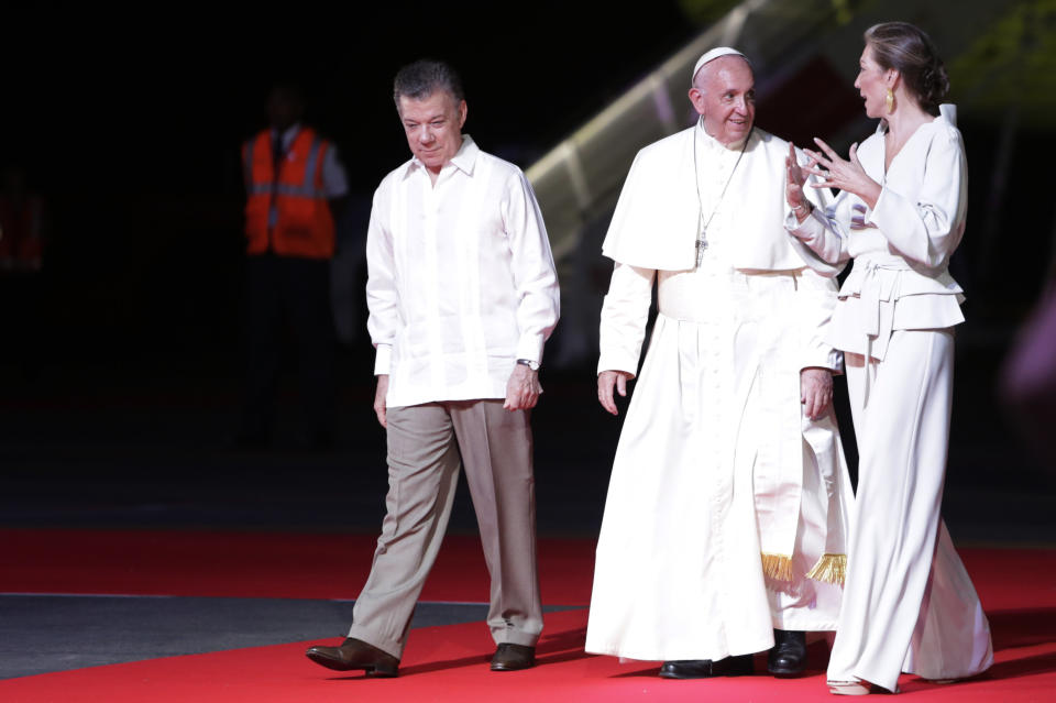 CTG701. CARTAGENA (COLOMBIA), 10/09/2017.- El papa Francisco se despide de Colombia acompañado por el presidente Juan Manuel Santos (i) y la primera dama María Clemencia Rodríguez hoy, domingo 10 de septiembre de 2017, en el aeropuerto Rafael Núñez en Cartagena (Colombia). El papa Francisco culmina en esta ciudad del Caribe la visita que comenzó el miércoles a Colombia. EFE/RICARDO MALDONADO ROZO