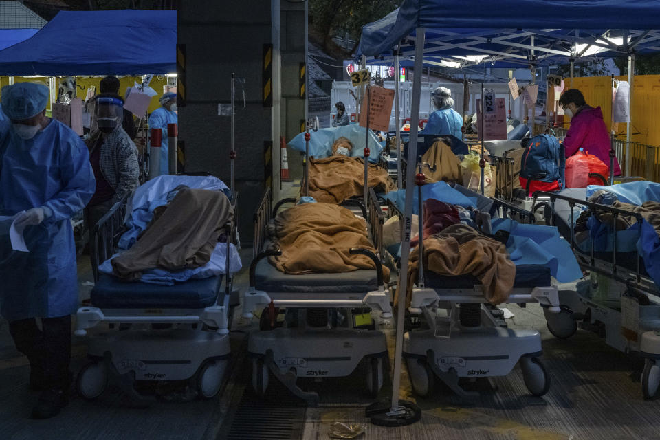 Pacientes frente al Centro Médico Caritas en Hong Kong, el 2 de marzo de 2022. (Billy H. C. Kwok/The New York Times)