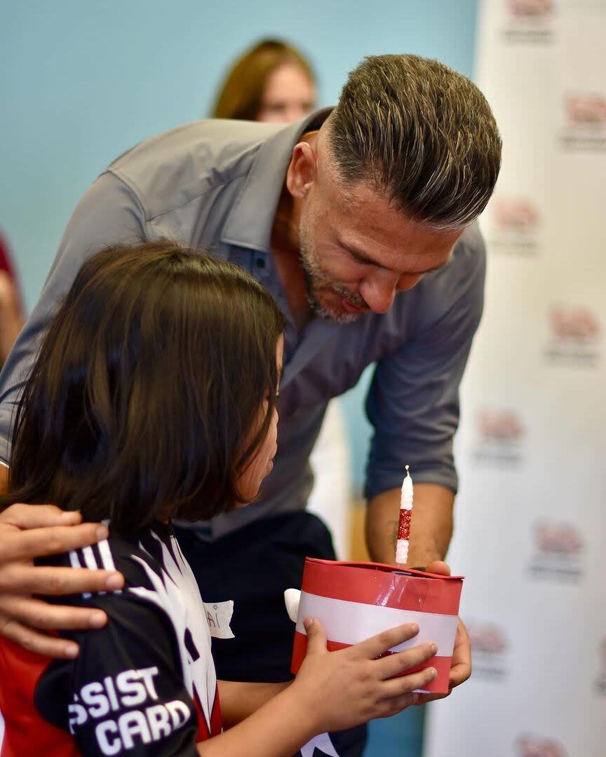 La actividad solidaria que compartieron Martín Demichelis y Evangelina Anderson en el Hospital Garraham (Foto: Instagram/@riverplate)