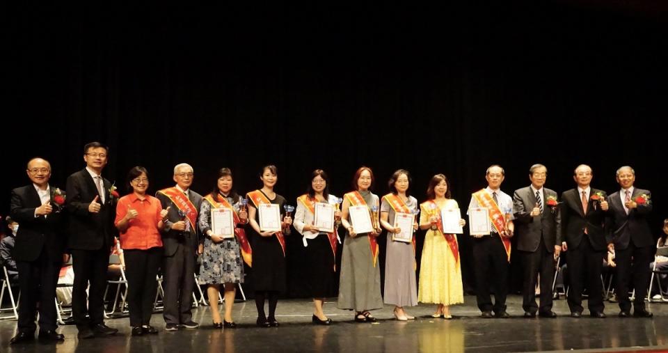 ▲112 年全國資深優良教師表揚大會，弘道獎獲獎師長合影。