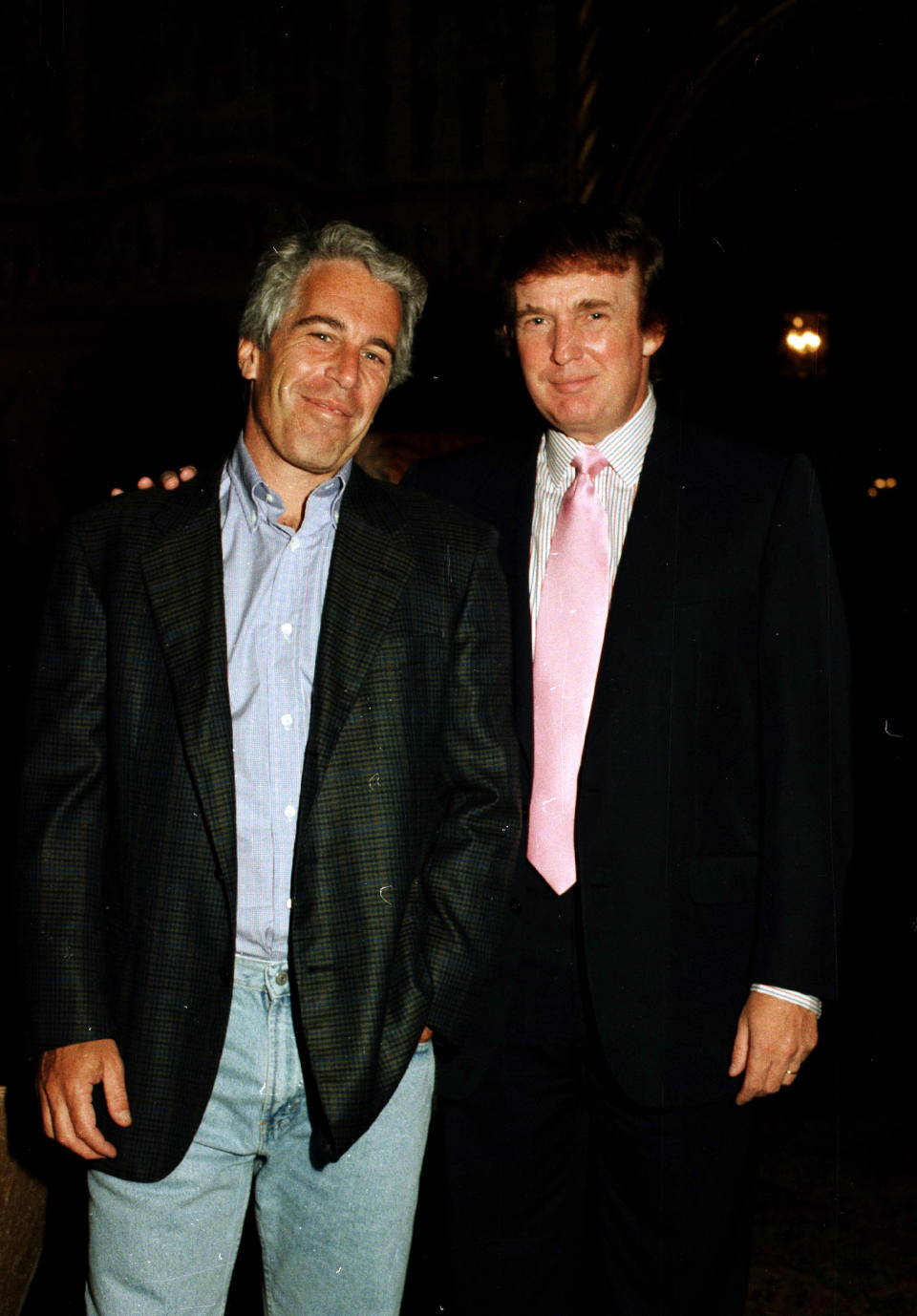 Jeffrey Epstein (izquierda) y Donald Trump en una foto tomada en Mar-a-Lago, Florida en 1997. (Davidoff Studios/Getty Images)