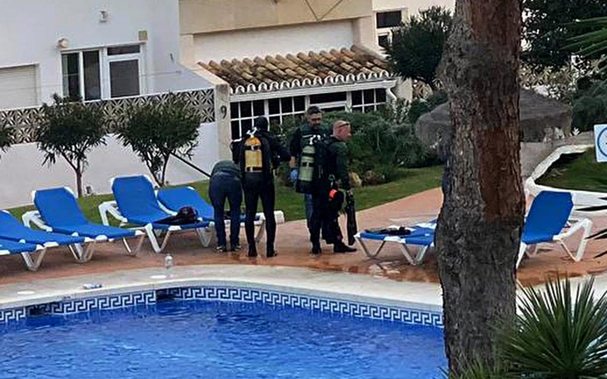 Police divers at the pool in the Costa Del Sol  - SOLARPIX.COM