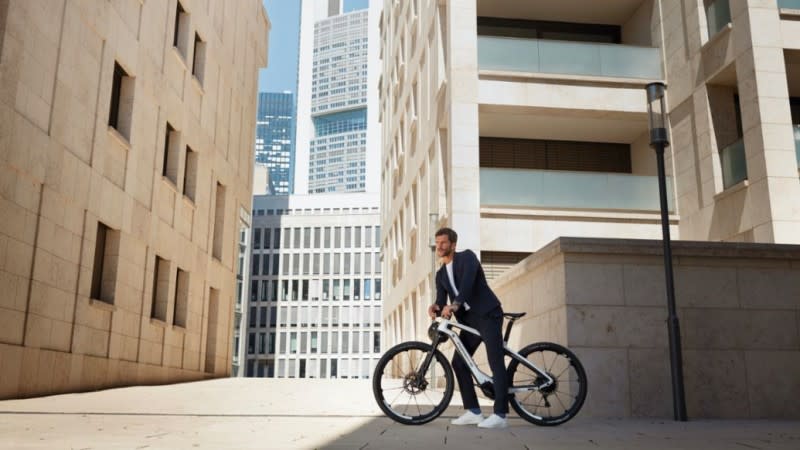 健康奢侈品新選擇─Porsche 推出「Sport」和「Cross」電動腳踏車
