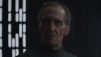 "Feuern Sie, sowie Sie bereit sind": Admiral Tarkin kommandiert als Nummer 3 im Imperium den Todesstern - und löscht mit seinem Schießbefehl in "Episode 4: Eine neue Hoffnung" den Planeten Alderaan aus. Der 1994 verstorbene Darsteller Peter Cushing wurde für den Ableger "Rogue One", der die Vorgeschichte von "Episode 4" erzählt, zu neuem digitalen Leben erweckt. (Bild: Disney / Lucasfilm)