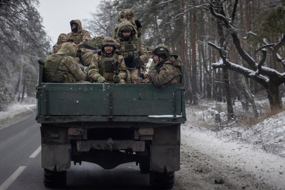 2023年12月17日，烏東頓內茨克州，烏軍坐在軍用卡車上。路透社