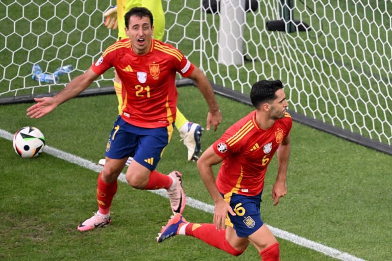 L'Espagnol Mikel Merino (d) marque le but de la victoire en prolongation contre l'Allemagne en quart de finale de l'Euro, le 5 juillet 2024 à Stuttgart (Kirill KUDRYAVTSEV)