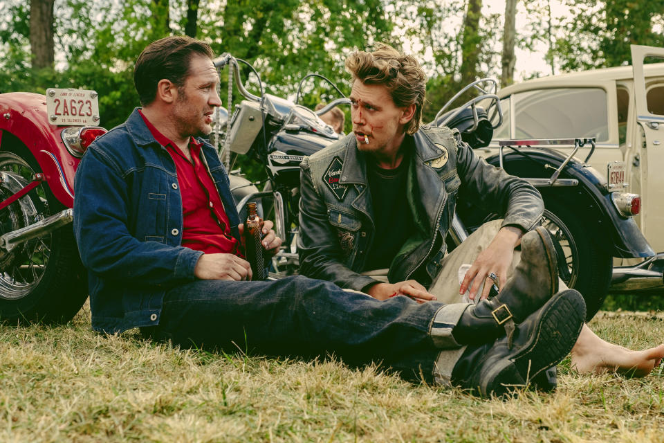 Esta imagen proporcionada por Focus Features muestra a Tom Hardy, izquierda, y Austin Butler en una escena de "The Bikeriders". (Focus Features via AP)