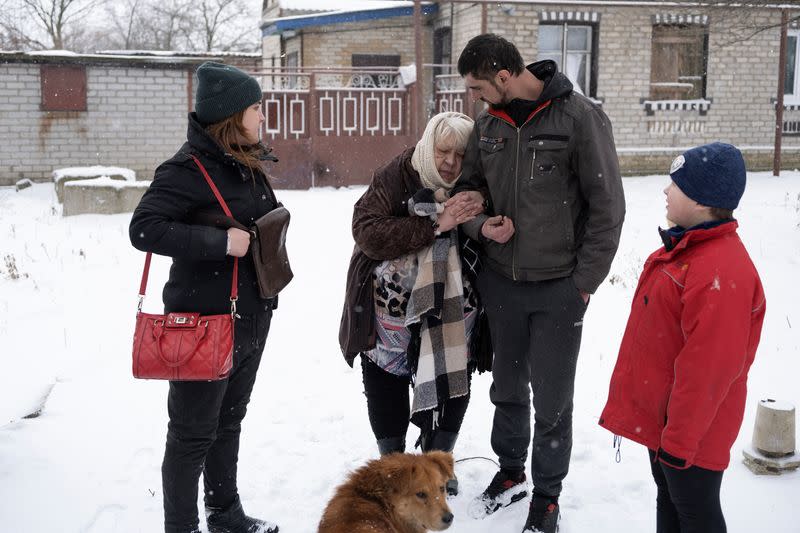 Volunteers evacuate people from frontline town in Donbas