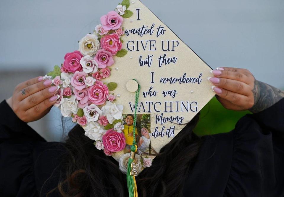 El birrete de la graduada del Madera Community College Vanessa Barraza está diseñado con el aliento que necesitó para tener éxito. Fotografiada el martes 28 de mayo de 2024, en Madera.