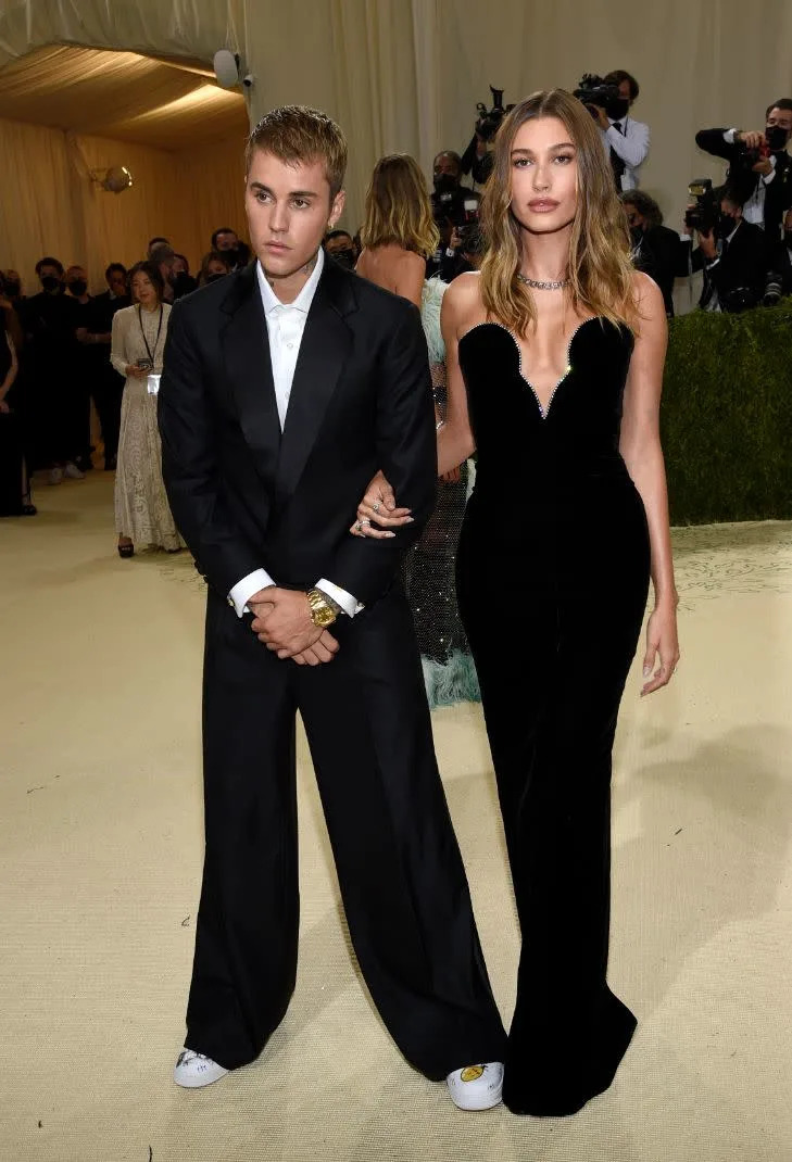 Justin Bieber en Hailey Baldwin het bijwonen van Het Metropolitan Museum of Art#x002019;s Costume Institute benefit gala vieren de opening van de #x00201c; in Amerika: een Lexicon van mode#x00201d; tentoonstelling op maandag, Sept. 13, 2021, in New York. - Credit: AP