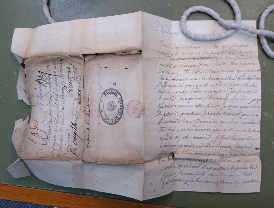 Ein Bild zeigt einen der lange verschollenen Briefe, die vor über 265 Jahren an französische Seeleute gerichtet waren. In diesem Brief, der von Anne Le Cerf an ihren Ehemann adressiert ist, heißt es: "Ich kann es kaum erwarten, dich zu besitzen". - Copyright: The National Archives / Renaud Morieux