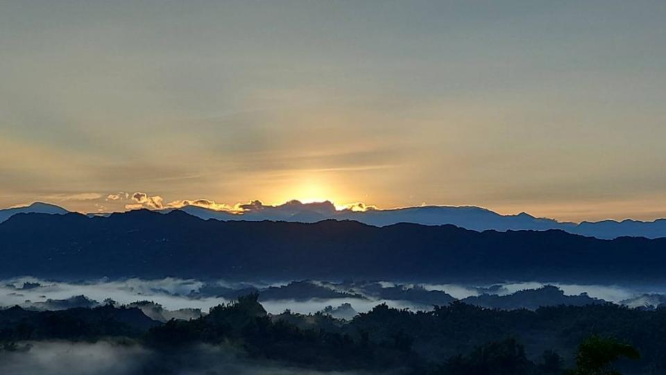 二寮美麗的曙光乍現，炸出了漂亮的霞光映著雲海。（記者張淑娟攝）