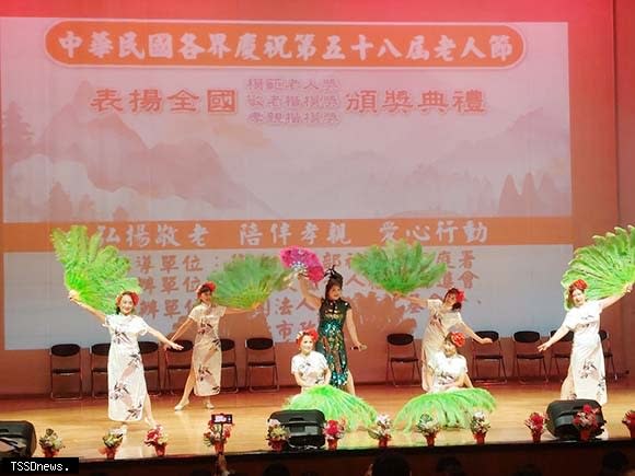 遐齡民族藝術舞蹈團開場表演。（圖：中華老福協會提供）