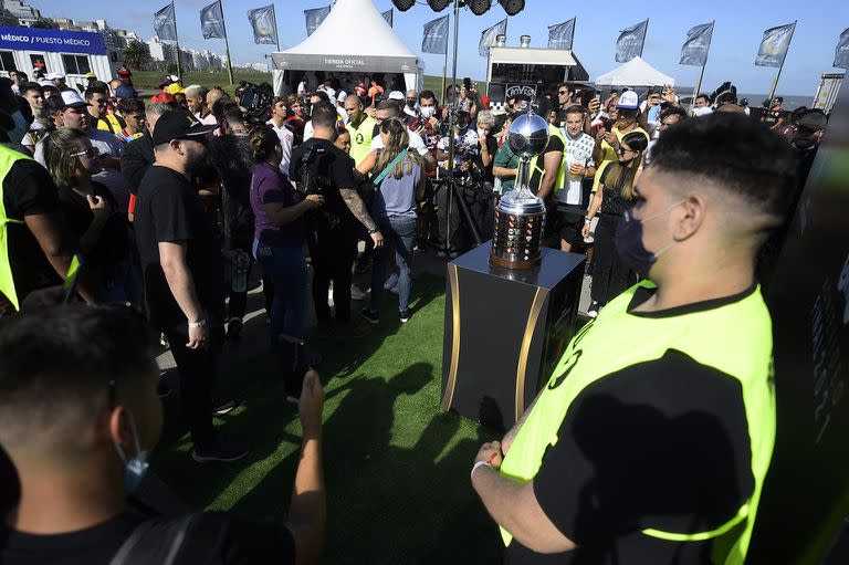 La Copa Libertadores fue exhibida en el Fan Fest de Punta Carretas y los fanáticos de Flamengo y Palmeiras se sacaron todas las fotos que pudieron.