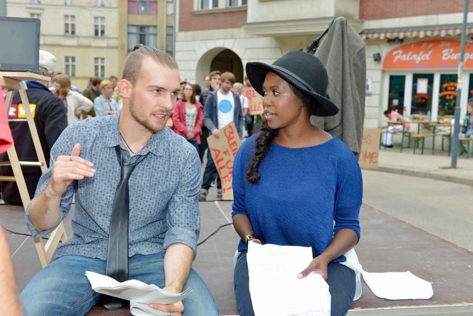 <p>Es schien so, als sei Eric Stehfest aka Chris Lehmann (Bild mit Motsi Mabuse) in seiner letzten Folge den Serientod im Feuer gestorben. Doch dann erhielt Lilly plötzlich eine Nachricht von seinem Alter-Ego-Aktivisten WHY. Eine Rückkehr ans Set kann sich der 32-Jährige aktuell trotzdem nicht vorstellen. Stattdessen... (Bild: RTL / Rolf Baumgartner)</p> 