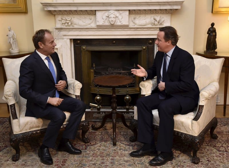 英國首相卡麥隆（右）與歐洲理事會主席圖斯克（左）（美聯社）