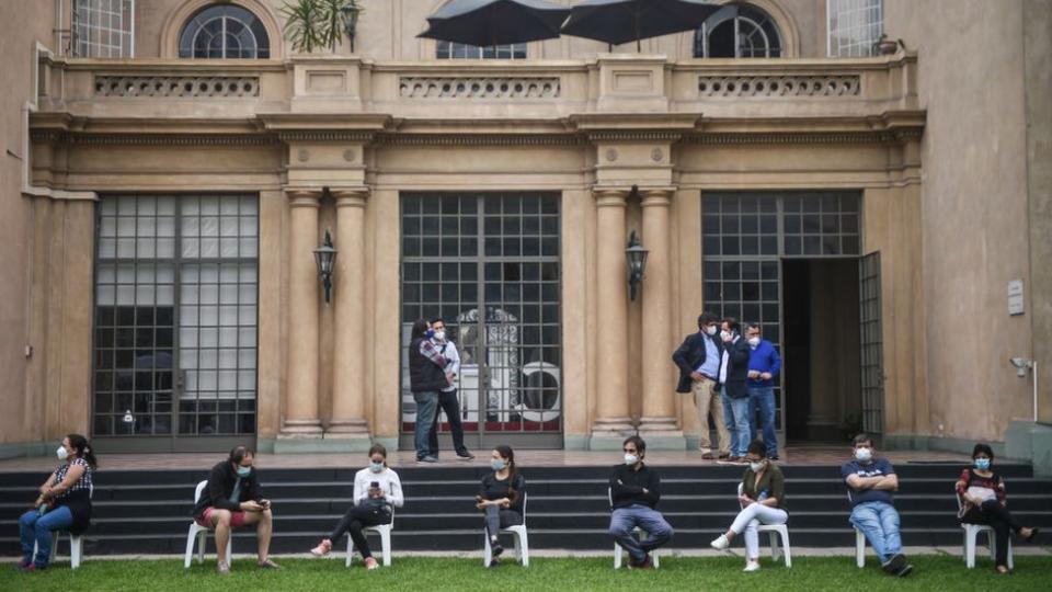 Pero no pasó solo en Chile. En muchas ciudades del mundo, incluida Europa y Latinoamérica, también se registraron largas filas, como se aprecia en esta foto en Perú.