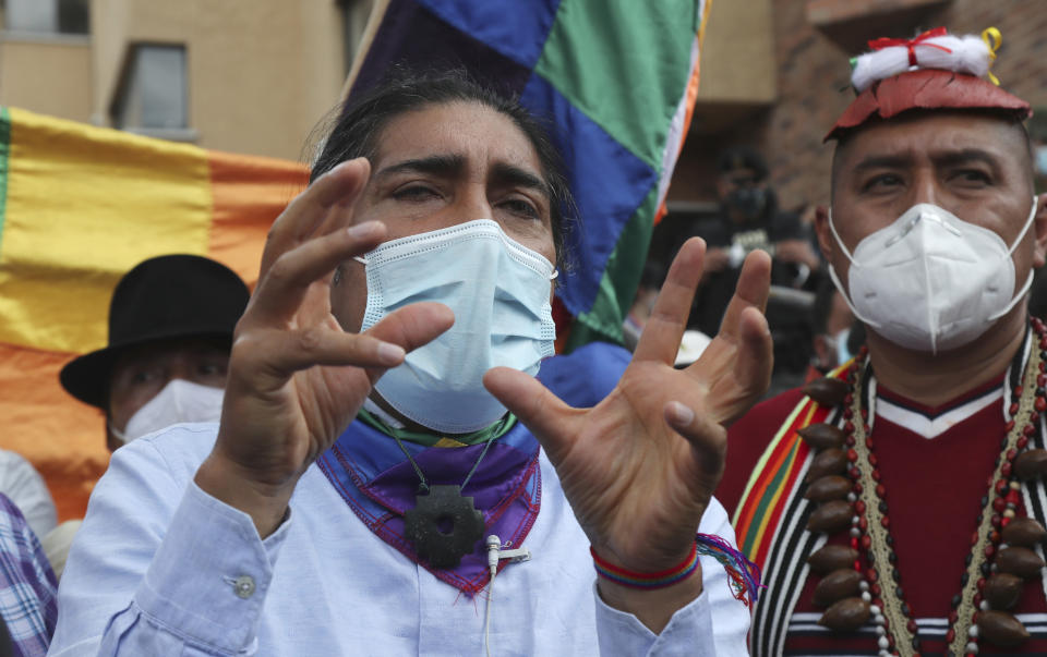 Yaku Pérez, candidato presidencial por el partido político Pachakutik, habla durante una conferencia de prensa frente al Centro de Procesamiento del Consejo Electoral, luego de una reunión con observadores de la OEA, en Quito, Ecuador, el martes 9 de febrero de 2021. (AP Foto/Dolores Ochoa)