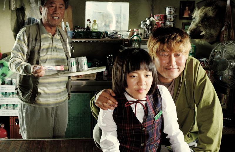 邊希峰（左）在《駭人怪物》飾演宋康昊的父親，以該片拿下青龍獎最佳男配角（翻攝自Daum Movie）