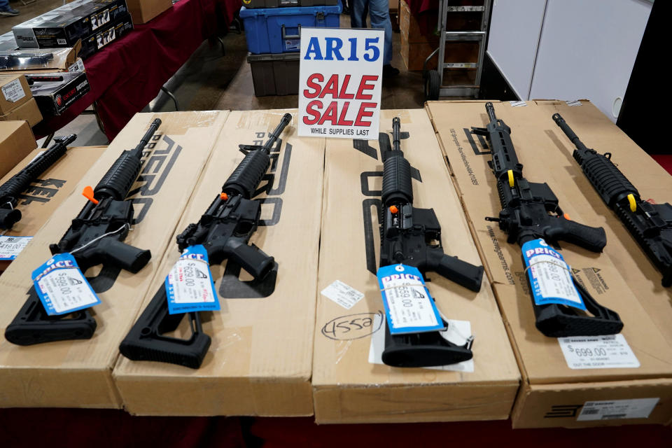 AR-15 rifles expuestos para vender en una feria de armas en Oaks, Pennsylvania, Estados Unidos, el pasado 6 de octubre de 2017. REUTERS/Joshua Roberts