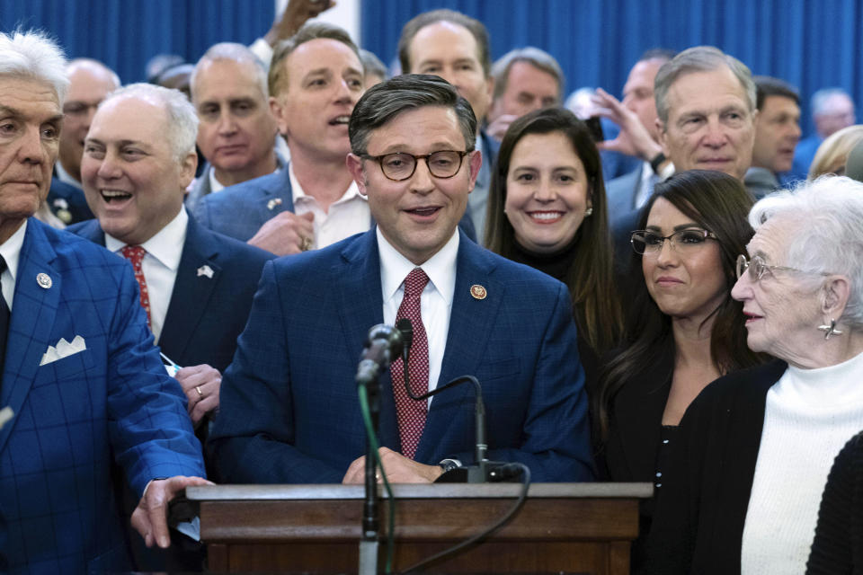 El representante Mike Johnson, de Luisiana, habla tras ser nominado por los republicanos para ocupar la presidencia de la Cámara de Representantes federal, el martes 24 de octubre de 2023 en el Capitolio de Washington. (AP Foto/Jose Luis Magana)