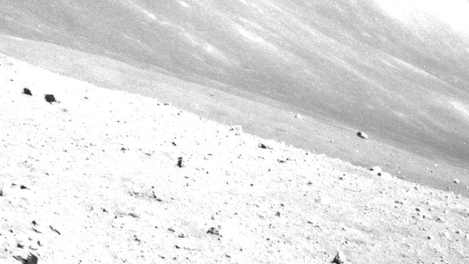 Το Moon Sniper απαθανάτισε μια νέα εικόνα του σημείου προσεδάφισής του, η οποία φαίνεται φωτεινή κατά τη διάρκεια της ημέρας.  - Από JAXA
