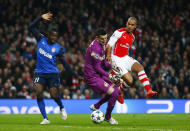 Football - Arsenal v AS Monaco - UEFA Champions League Second Round First Leg - Emirates Stadium, London, England - 25/2/15 Arsenal's Theo Walcott in action with Monaco's Danijel Subasic as Elderson looks on Reuters / Eddie Keogh Livepic EDITORIAL USE ONLY.